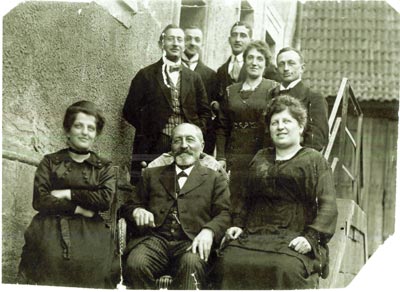 Selig Kahn mit seinen Kindern vor dem Memmelsdorfer Haus, ca. 1918
